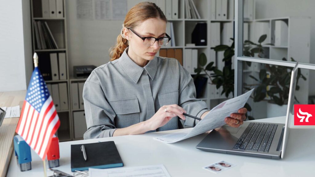 Mujer buscando alternativas para conseguir la green card por medio del empleo