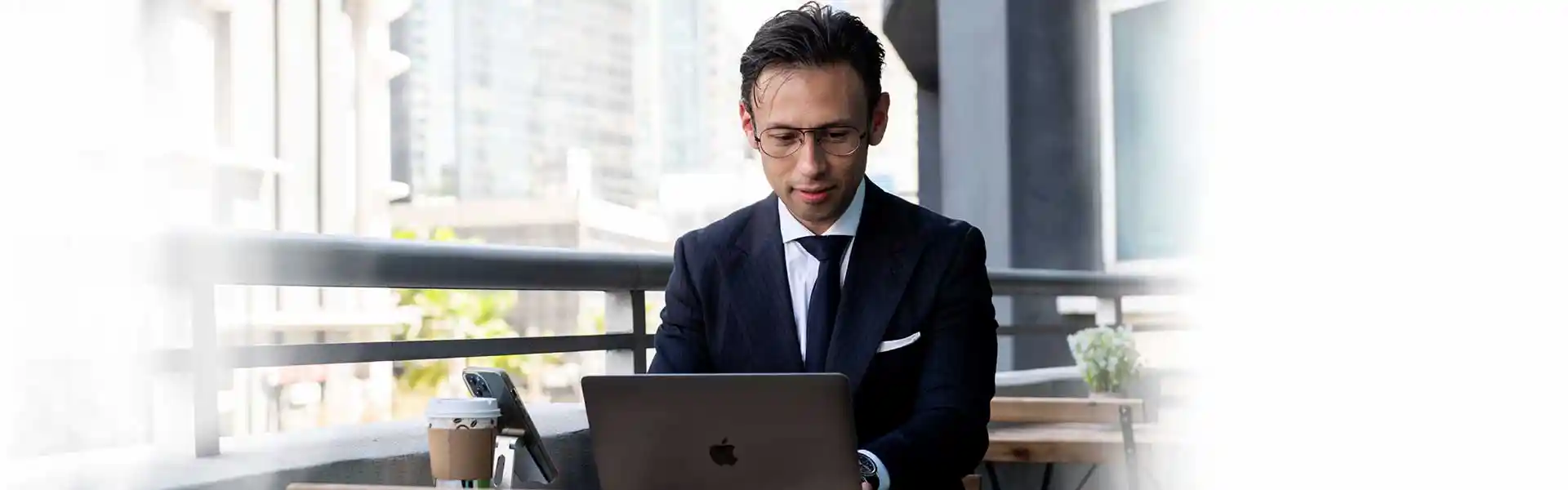 Harry Tapias abogado de inmigración sentado frente a su mac