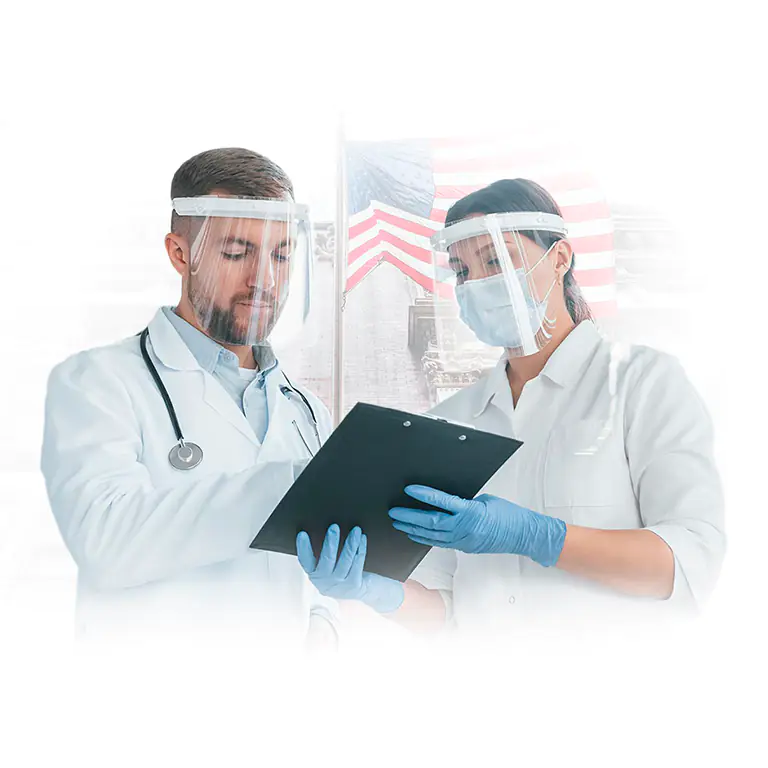 Pareja de médicos, un hombre y una mujer, revisando documentación con una bandera de Estados Unidos de fondo